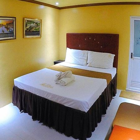 Reddoorz Plus @ Taj Hotel Tuguegarao Екстериор снимка