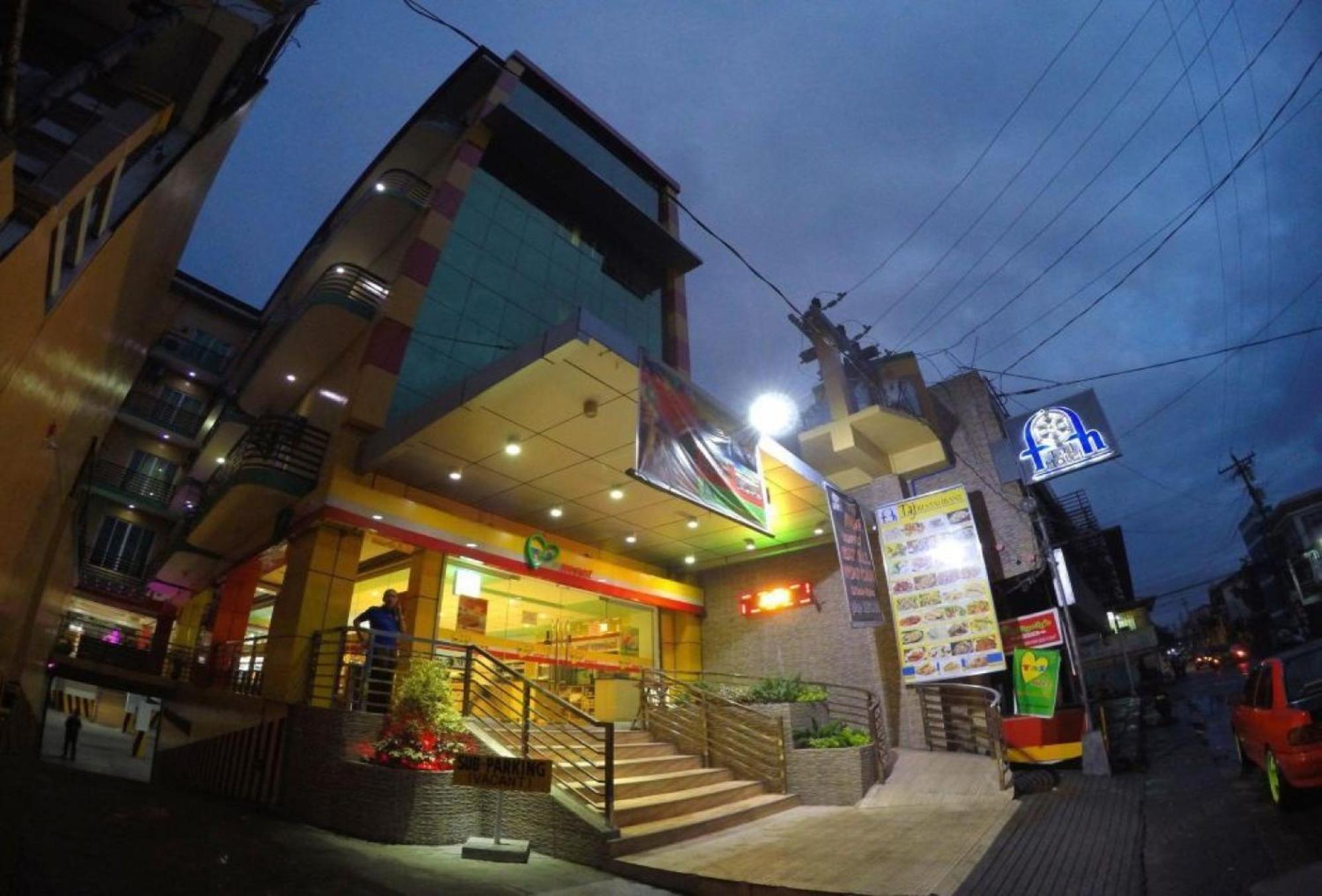 Reddoorz Plus @ Taj Hotel Tuguegarao Екстериор снимка