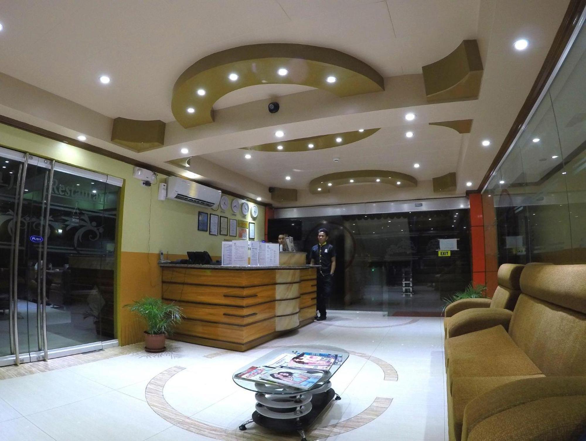 Reddoorz Plus @ Taj Hotel Tuguegarao Екстериор снимка