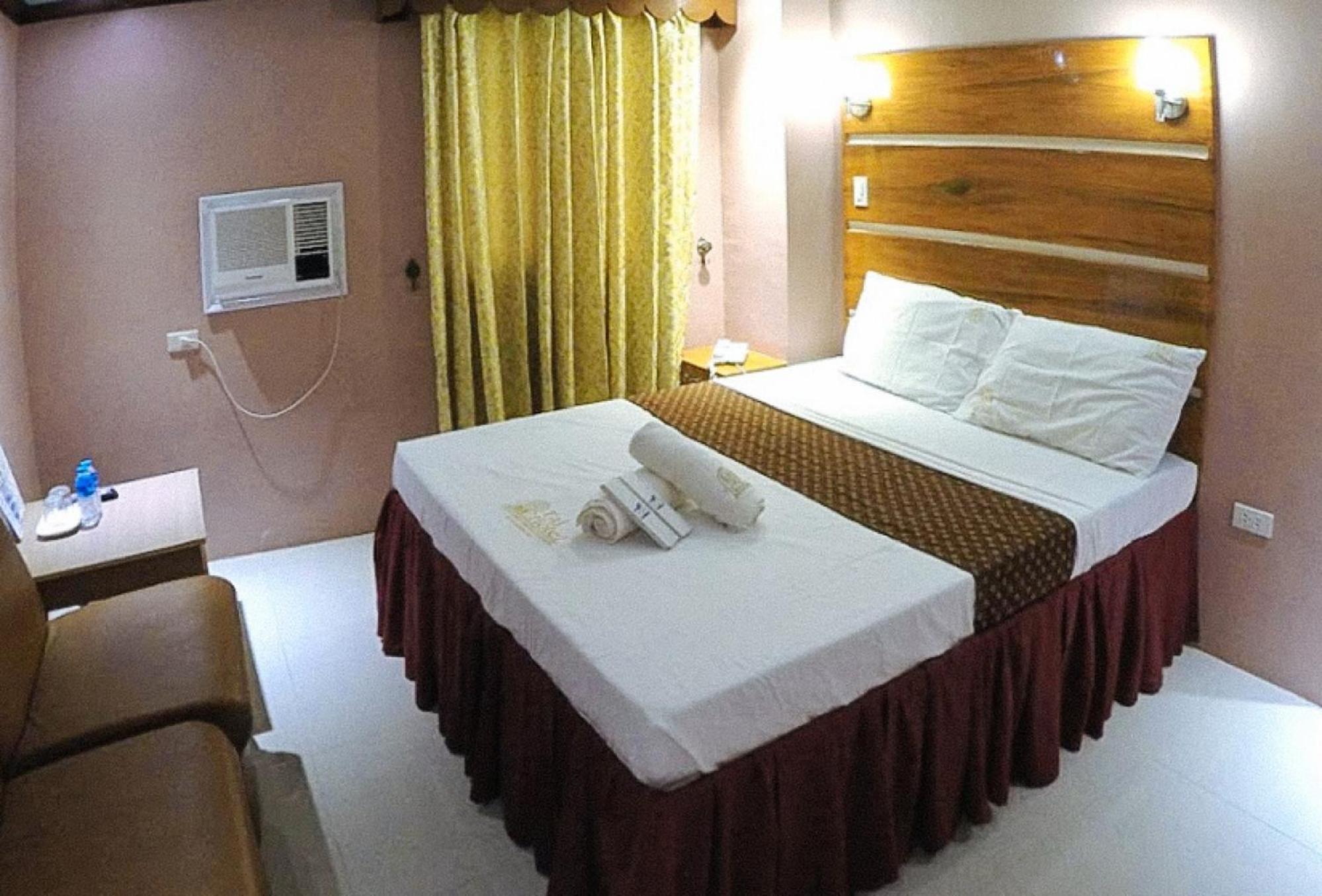 Reddoorz Plus @ Taj Hotel Tuguegarao Екстериор снимка