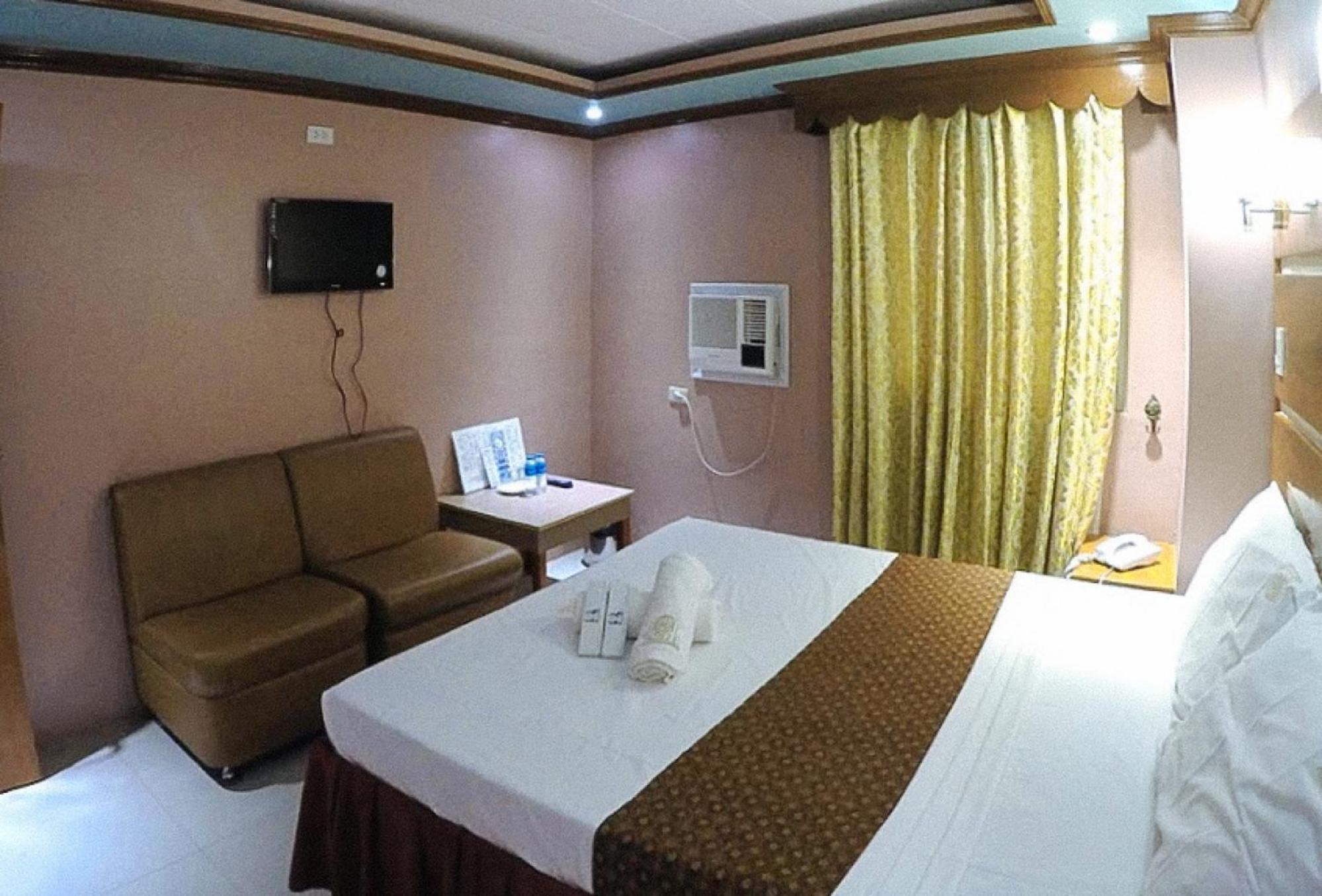 Reddoorz Plus @ Taj Hotel Tuguegarao Екстериор снимка