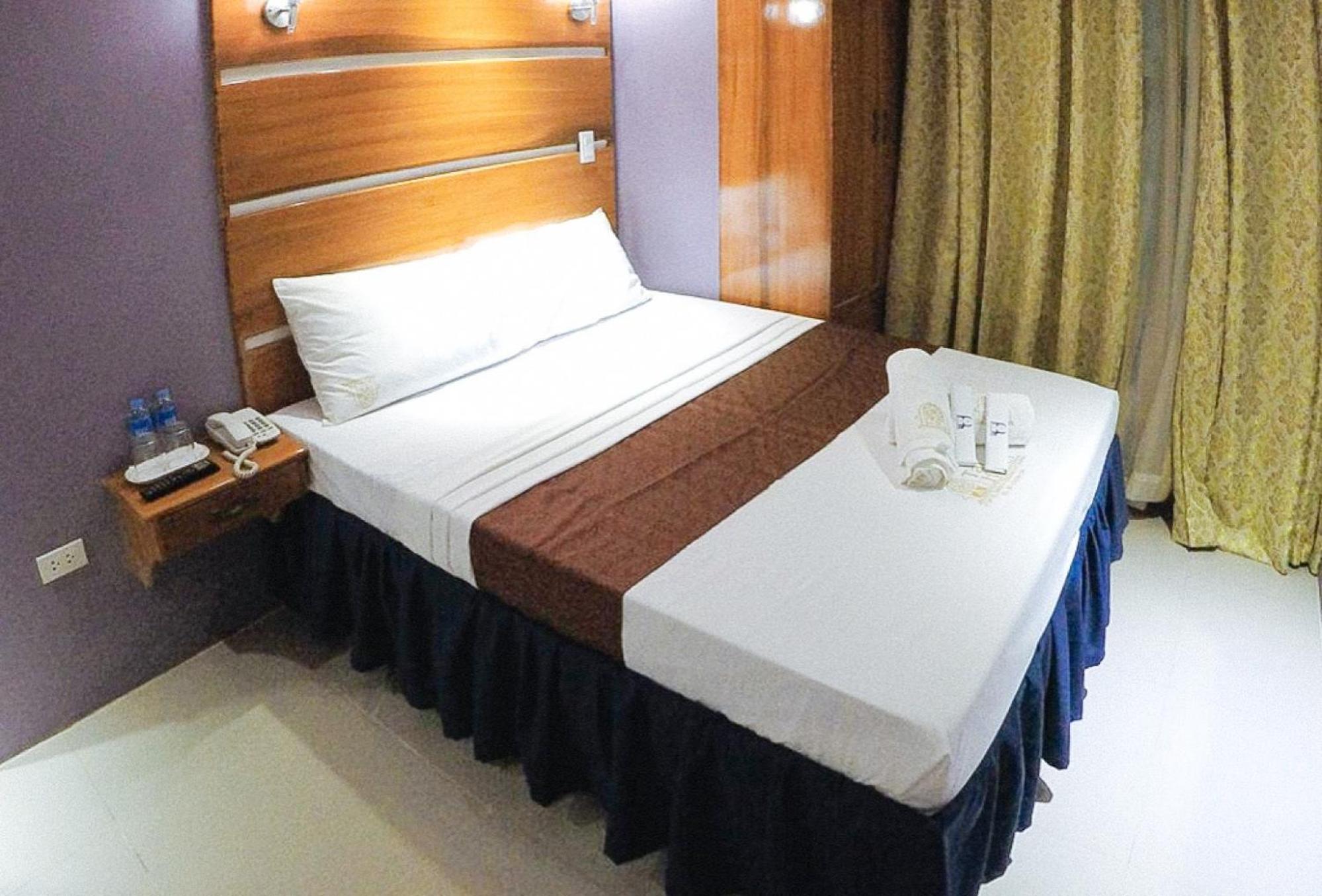 Reddoorz Plus @ Taj Hotel Tuguegarao Екстериор снимка