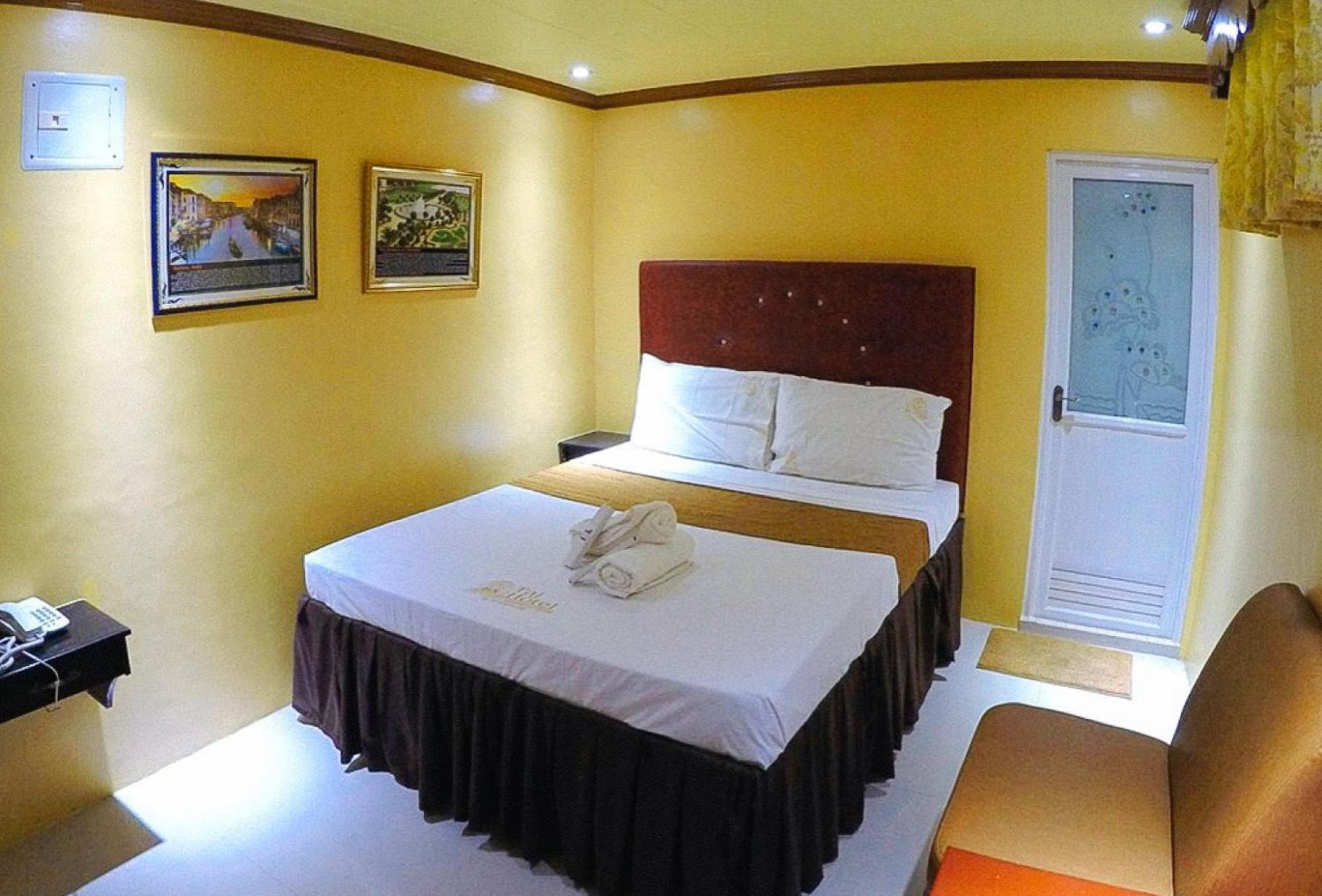 Reddoorz Plus @ Taj Hotel Tuguegarao Екстериор снимка