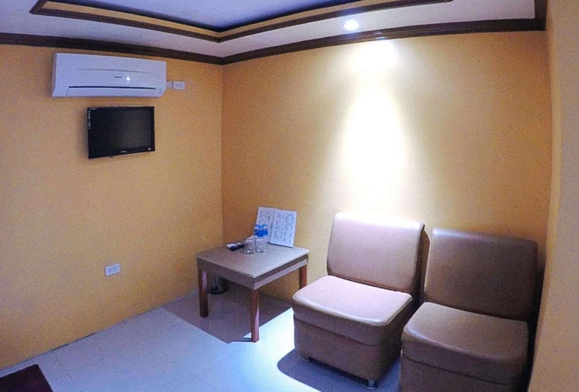 Reddoorz Plus @ Taj Hotel Tuguegarao Екстериор снимка