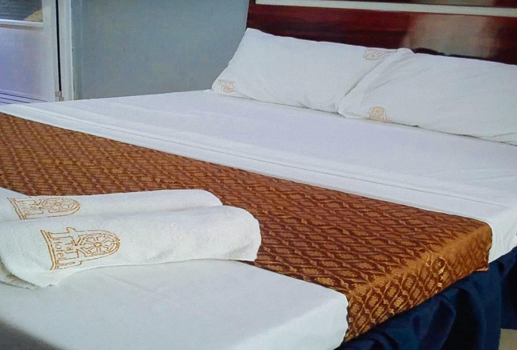 Reddoorz Plus @ Taj Hotel Tuguegarao Екстериор снимка
