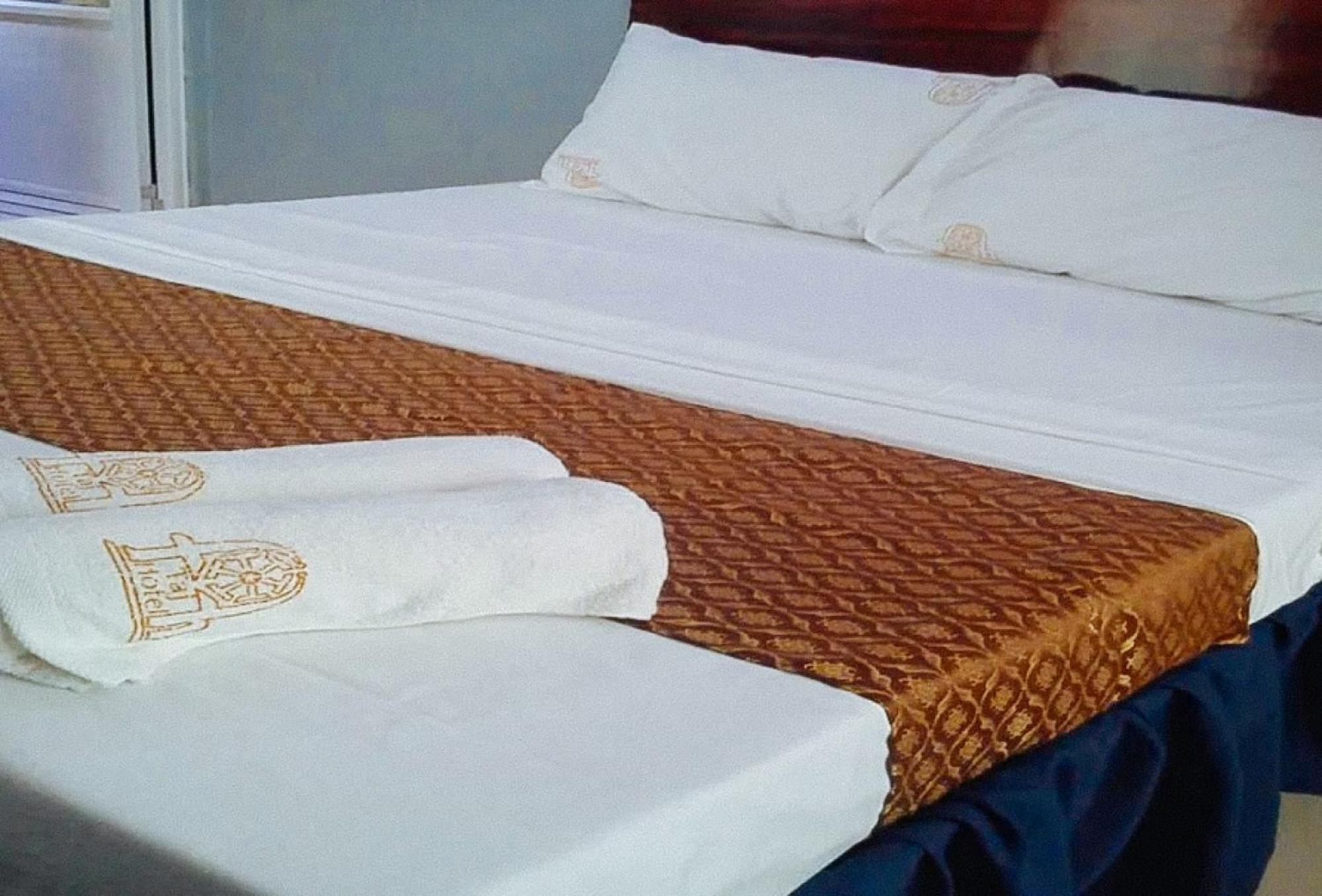 Reddoorz Plus @ Taj Hotel Tuguegarao Екстериор снимка