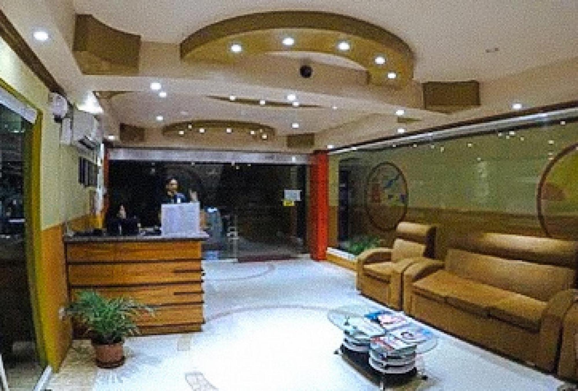 Reddoorz Plus @ Taj Hotel Tuguegarao Екстериор снимка
